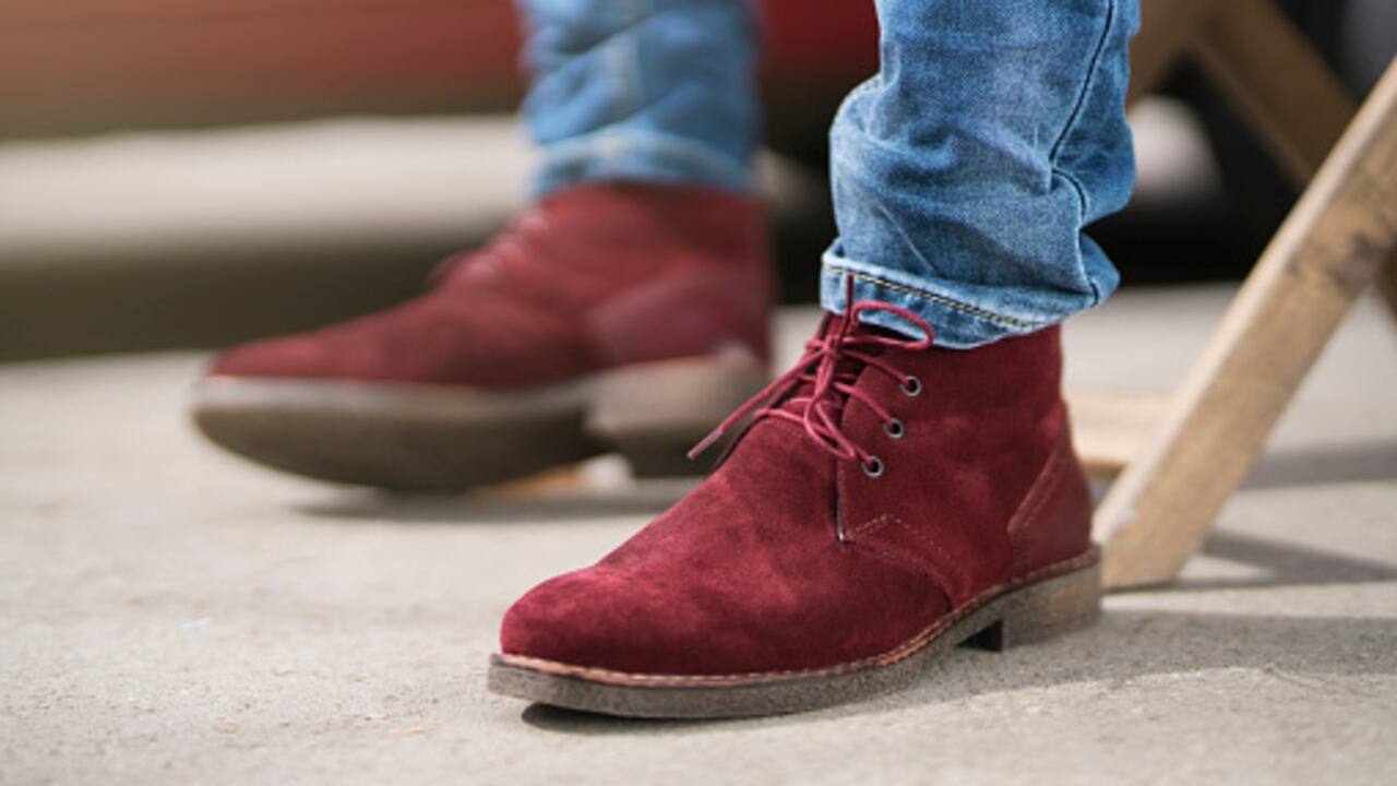 La gamuza es un tipo de cuero muy popular que se caracteriza principalmente por su textura aterciopelada y su suavidad.