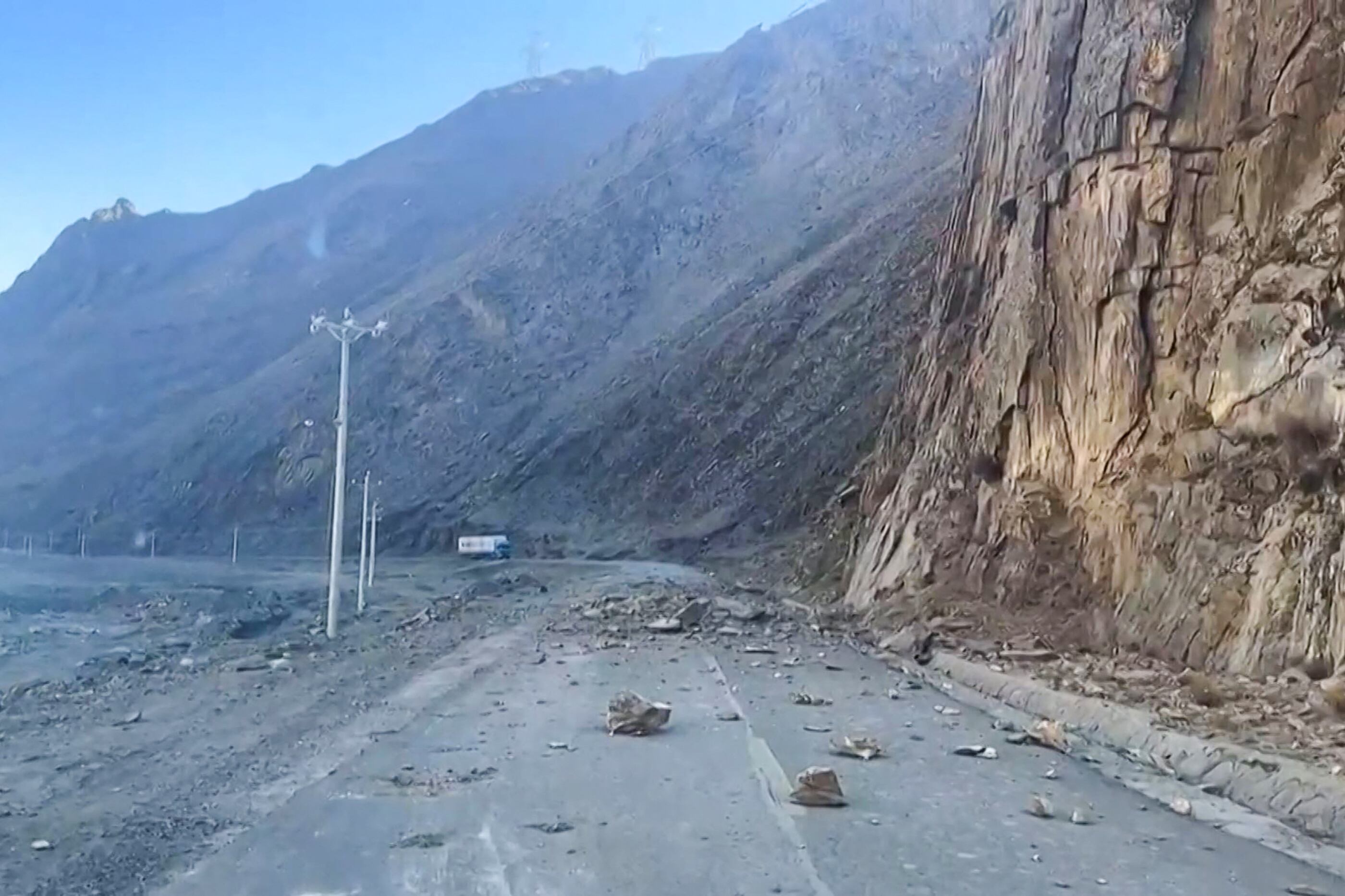 Un devastador terremoto en la remota región del Tíbet de China mató al menos a 53 personas y derrumbó "muchos edificios" el 7 de enero, informaron los medios estatales, y los temblores también se sintieron en la vecina capital de Nepal, Katmandú, y en partes de la India.