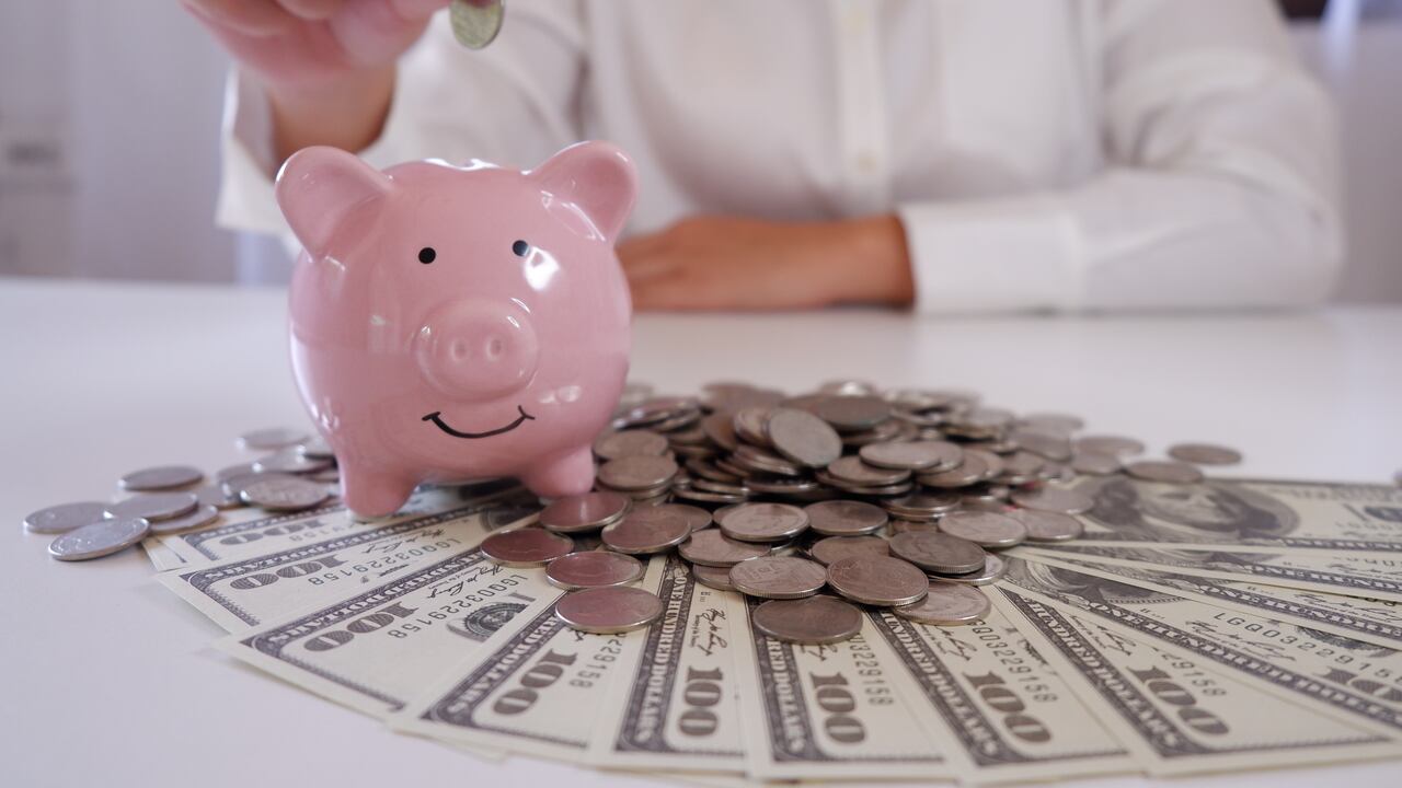 Tener ahorros crea un colchón financiero que protege a la persona frente a imprevistos.