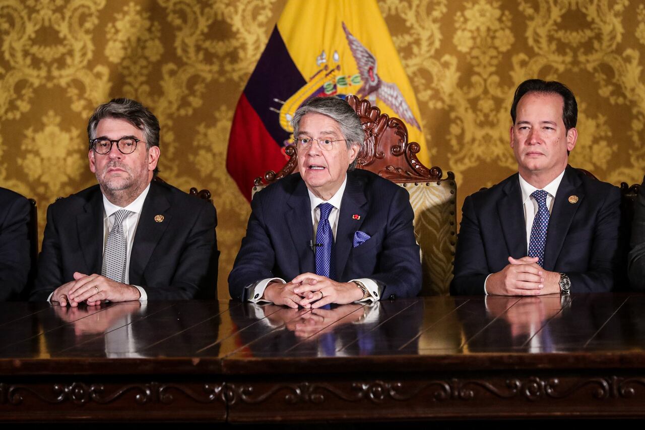 En esta captura de video tomada de un video informativo publicado el 17 de mayo de 2023 por la Presidencia ecuatoriana, el presidente Guillermo Lasso (C) habla en la televisión estatal en Quito.