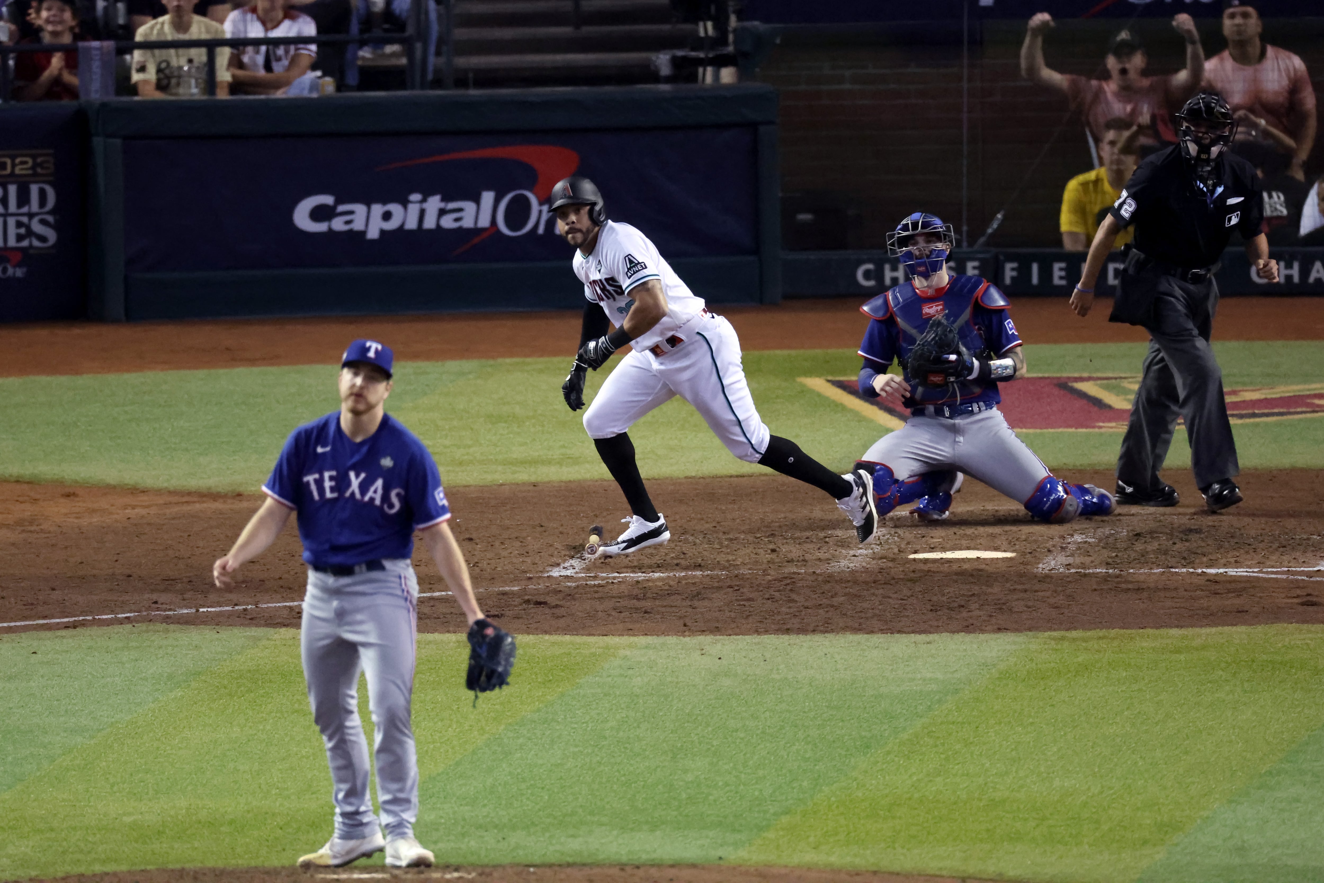 Tommy Pham #28 de los Diamondbacks de Arizona batea un doble ante Josh Sborz #66 de los Rangers de Texas en la séptima entrada durante el Juego Tres de la Serie Mundial en el Chase Field el 30 de octubre de 2023 en Phoenix, Arizona.