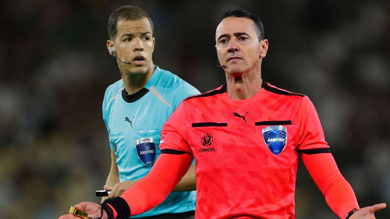 Árbitros Jhon Ospina y Wilmar Roldán.