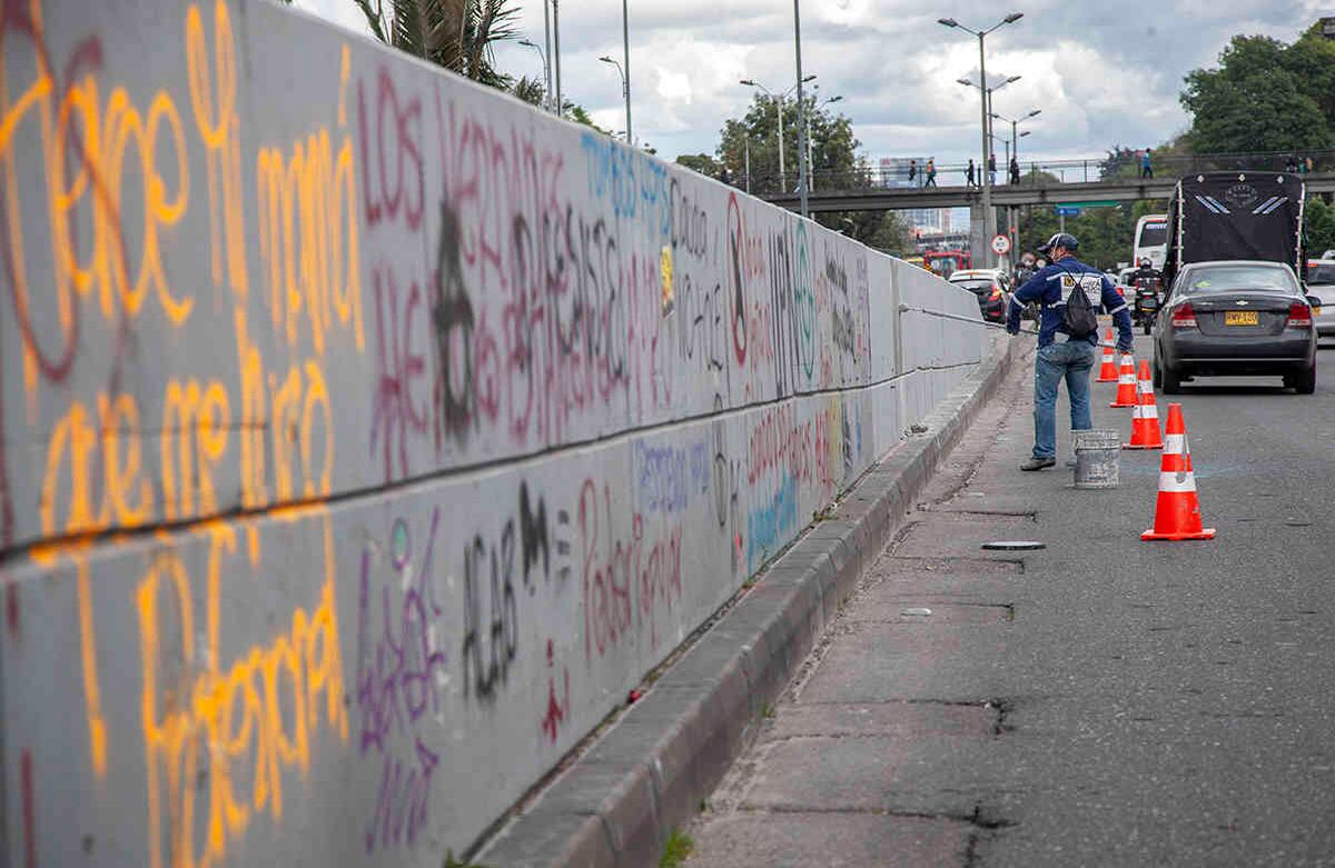 Otras paredes del sector también fueron pintadas con grafitis durante las manifestaciones. Foto:  Bani Gabriel Ortega