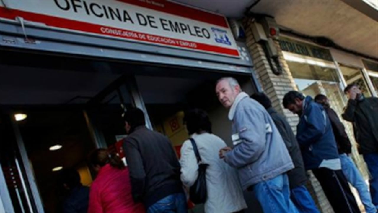 En América Latina, tras el repunte inicial después de la crisis, el ritmo del crecimiento en la región ha disminuido considerablemente, lo que afecta a los mercados laborales, especifica el texto. El desempleo volvió a registrar una tendencia al alza en la región en su conjunto, sobre todo en los países que dependen de la exportación de recursos naturales.