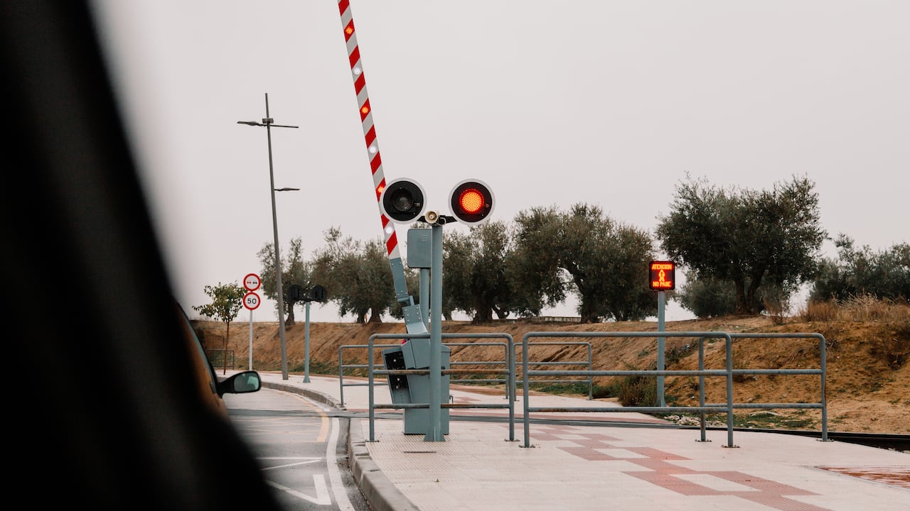 El paso a nivel del tren no no tenía barreras, solamente contaba con señalización de aviso y un stop que obligaba a parar a los automóviles, antes de internarse en la vía.