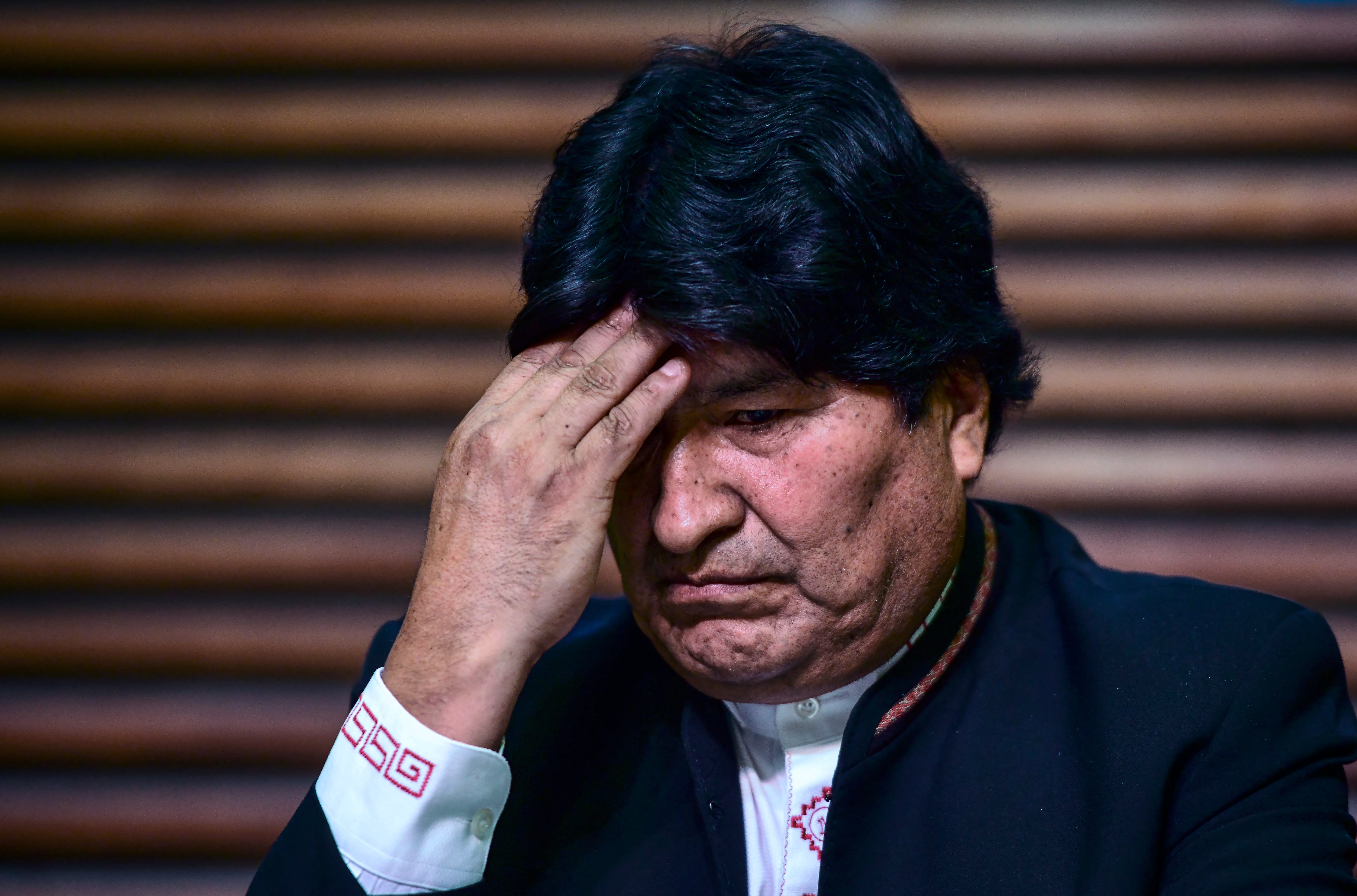 El expresidente de Bolivia Evo Morales hace gestos durante una conferencia de prensa en Buenos Aires, el 21 de febrero de 2020.