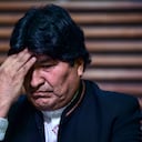 El expresidente de Bolivia Evo Morales hace gestos durante una conferencia de prensa en Buenos Aires, el 21 de febrero de 2020.