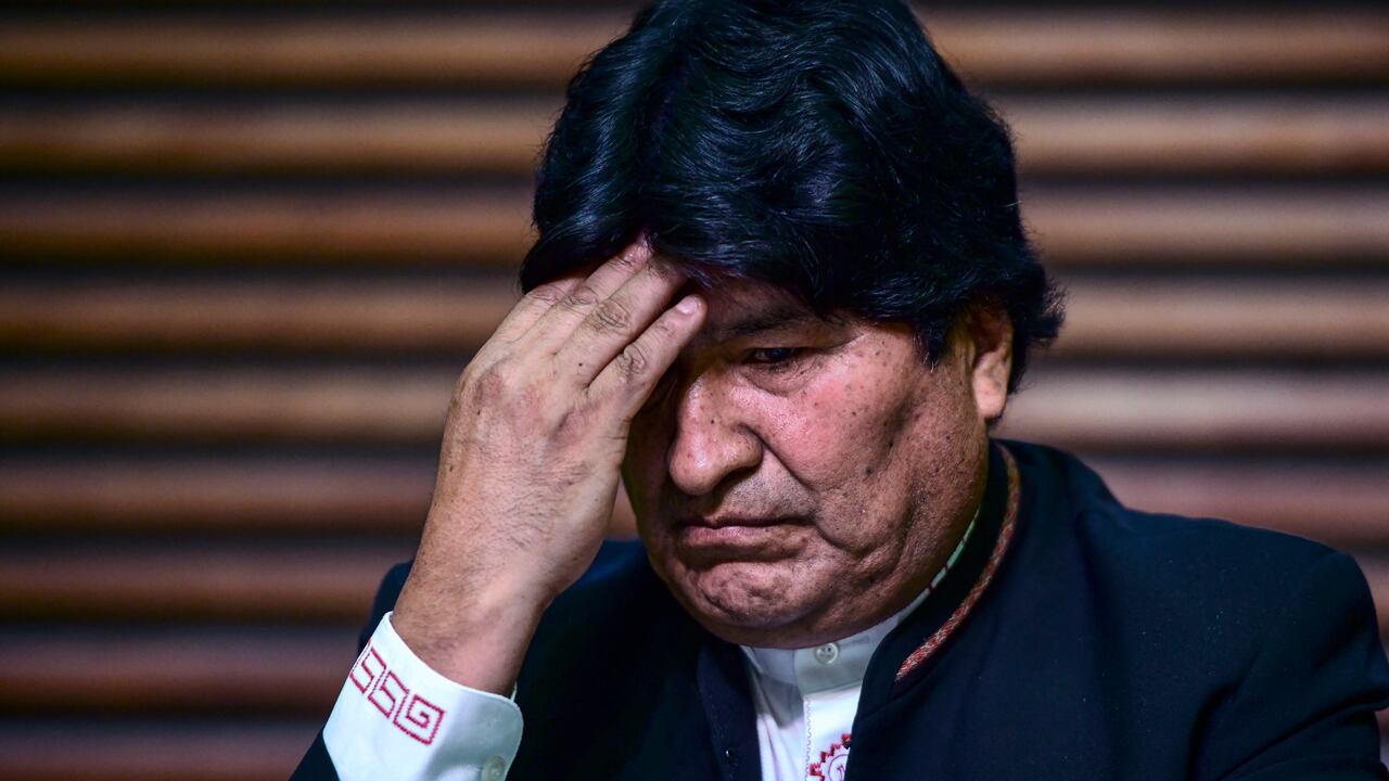 El expresidente de Bolivia Evo Morales hace gestos durante una conferencia de prensa en Buenos Aires, el 21 de febrero de 2020.