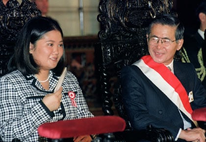 El presidente Alberto Fujimori observa a su hija Keiko, entonces la primera dama, en la celebración del día de la independencia de Perú en 1997. Keiko con los años se ha vuelto una líder importante de derecha para la política peruana.