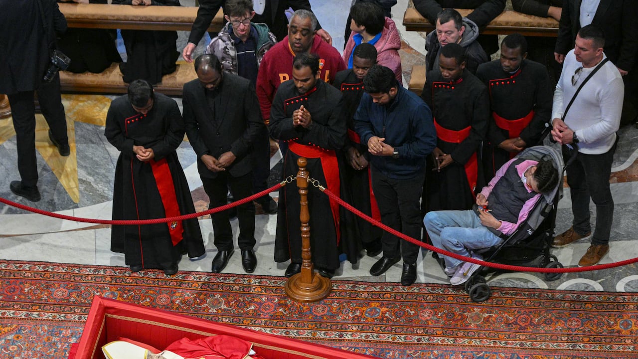 Hasta el viernes, el cuerpo del papa está en la cámara ardiente del Vaticano.