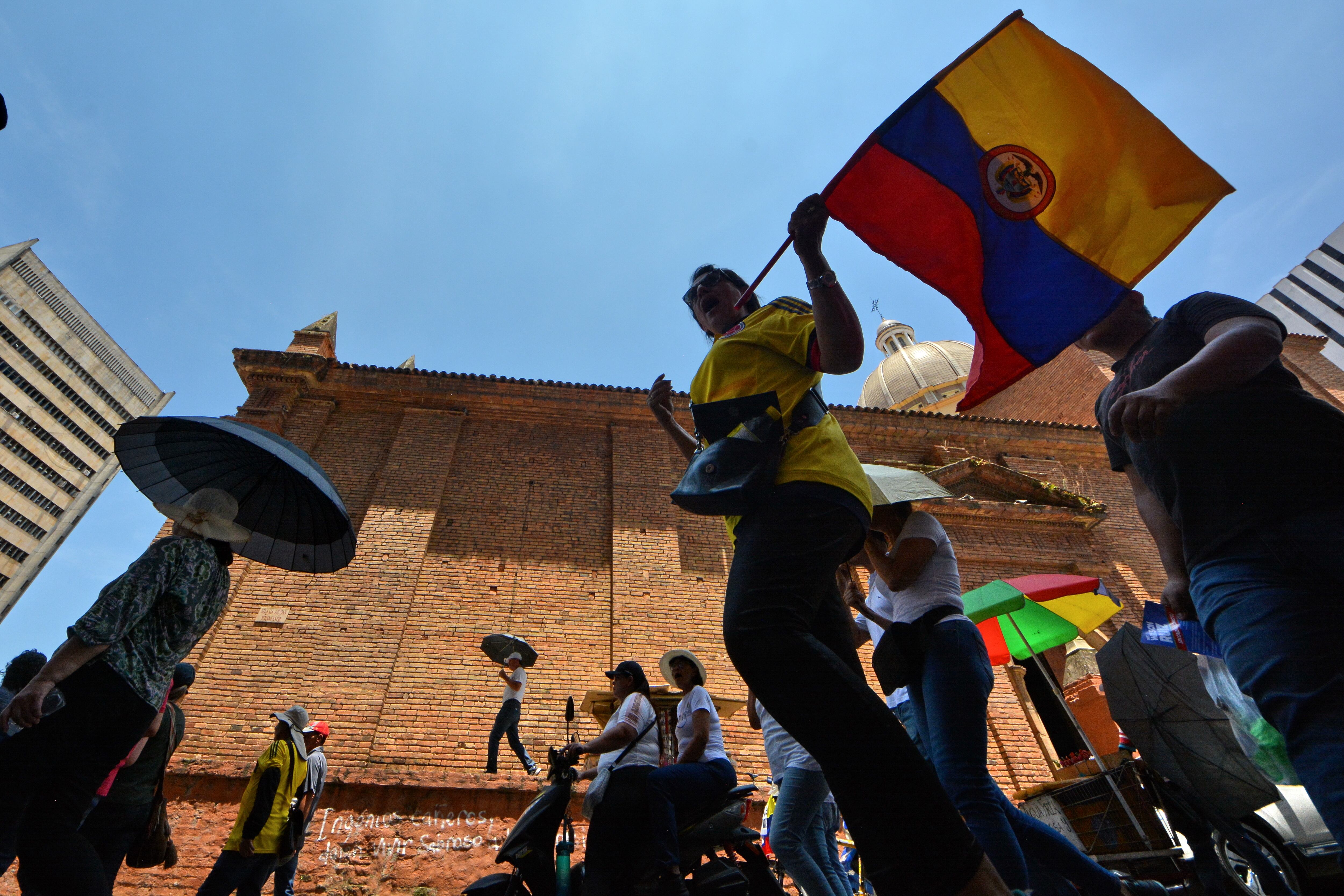 Así se vivió la marcha en contra del alza de la gasolina en la capital del Valle. A pie, en moto y en vehículos particulares, salieron desde el Parque de las Banderas y llegó a la Gobernación.