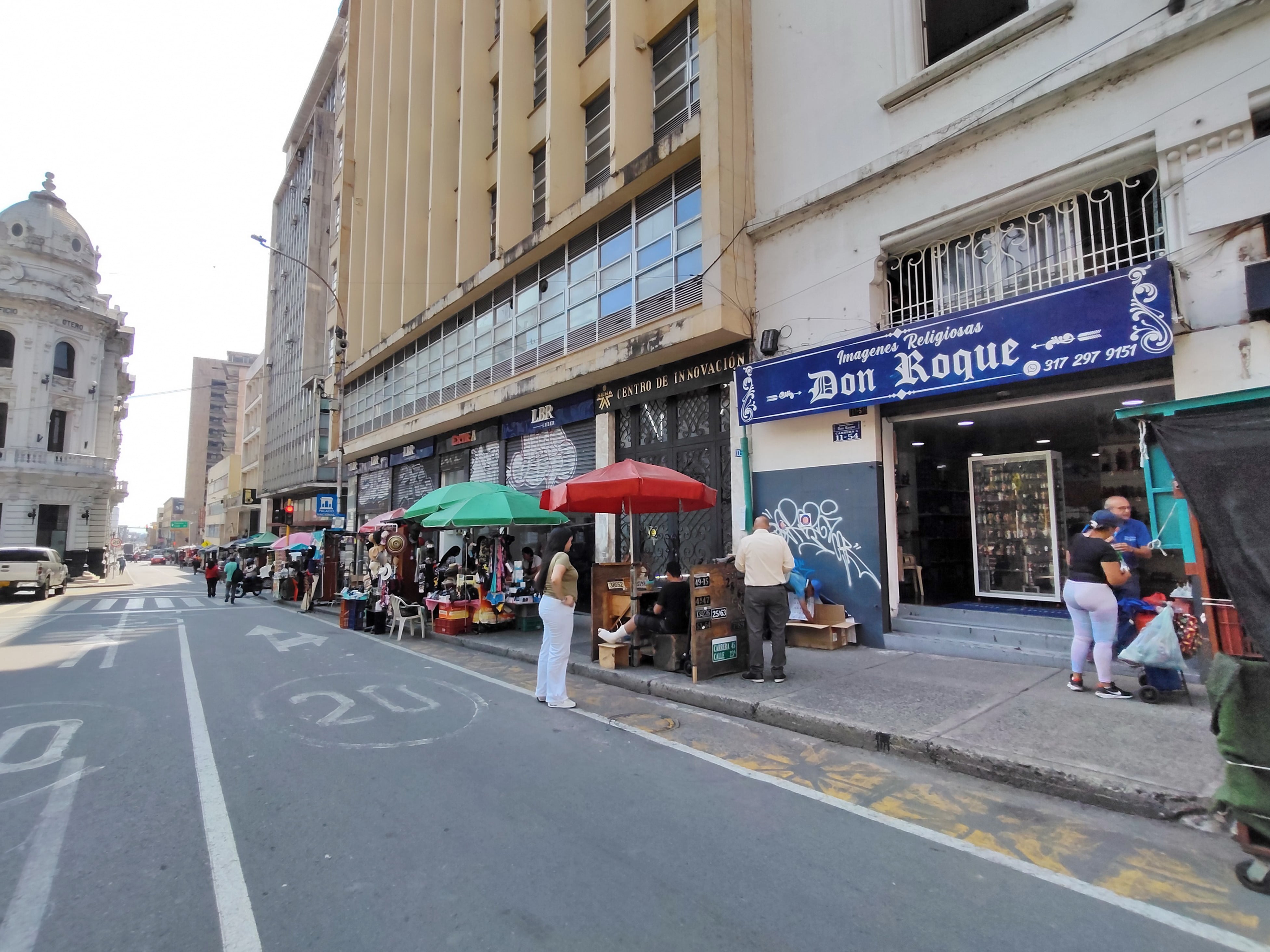 La crisis económica e infraestructural que golpea al centro histórico de Cali tras el devastador terremoto de magnitud 7.4 del pasado 10 de agosto ha encendido las alarmas entre comerciantes y autoridades. La icónica Catedral de San Pedro Apóstol, que sufrió graves fallas estructurales, comprometiendo principalmente su cúpula y cubiertas, hizo que la Alcaldía de Cali y la Secretaría de Movilidad establecieran cierres preventivos y restricciones viales estrictas en los alrededores, ante el inminente riesgo, lo que ha afectado gravemente al comercio, que pide a la alcaldía no dejarlos solos.