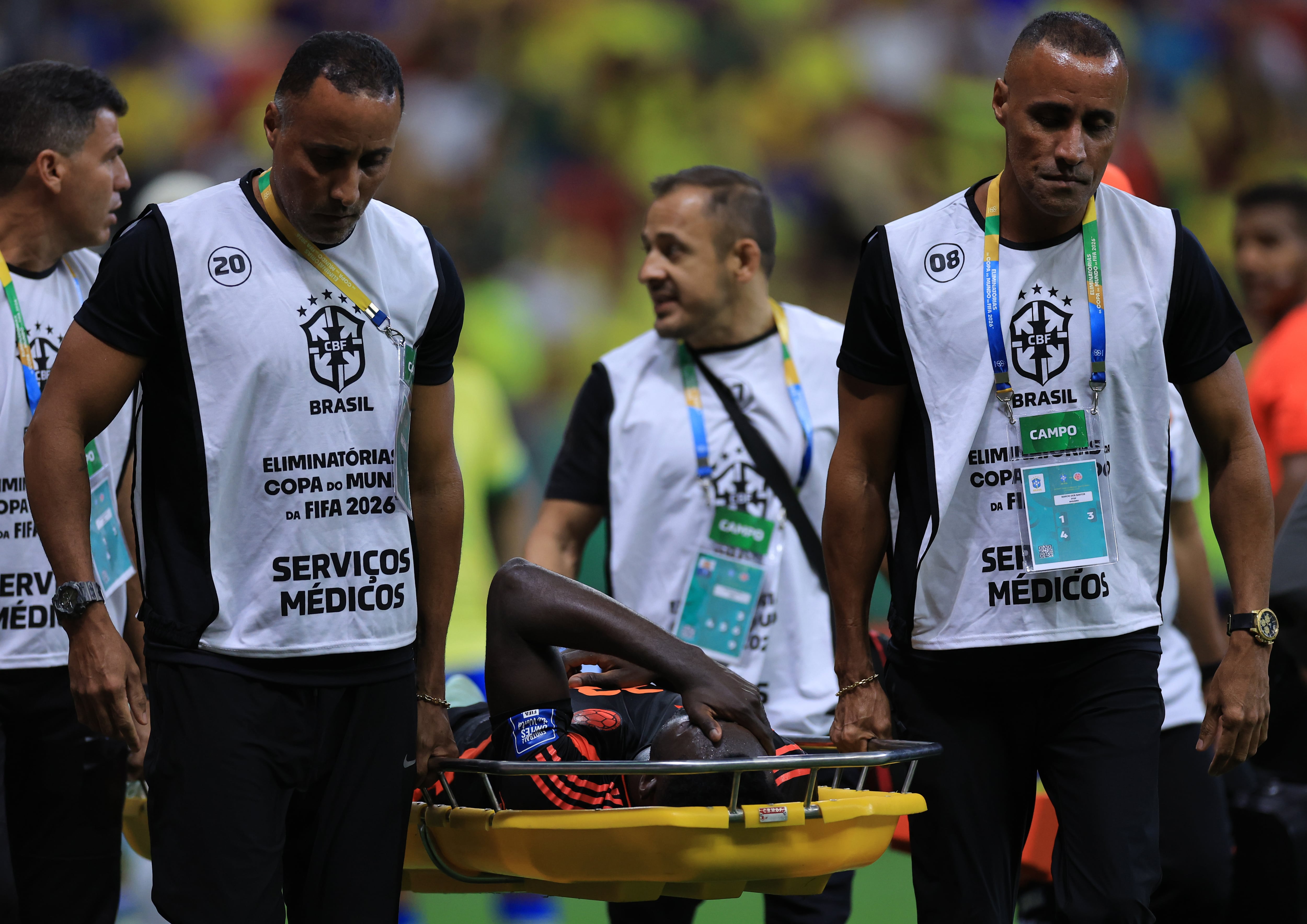 Davinson Sánchez fue evacuado del terreno de juego