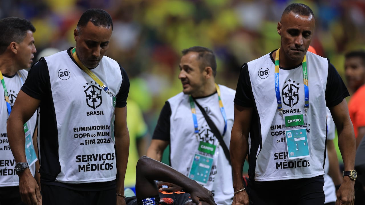 Davinson Sánchez fue evacuado del terreno de juego