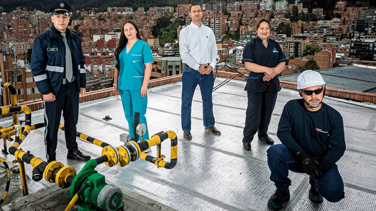 De izquierda a derecha: Leonardo Díaz Gutiérrez, guarda de seguridad; Ligia Márquez Rivera, coordinadora de sede; Juan Pablo Cifuentes Alvira, gerente financiero del Grupo; Elva Lucero Mariño, operaria de aseo, y Anderson Andrey Quitián Pérez, líder de cuadrilla en instalaciones de redes móviles.