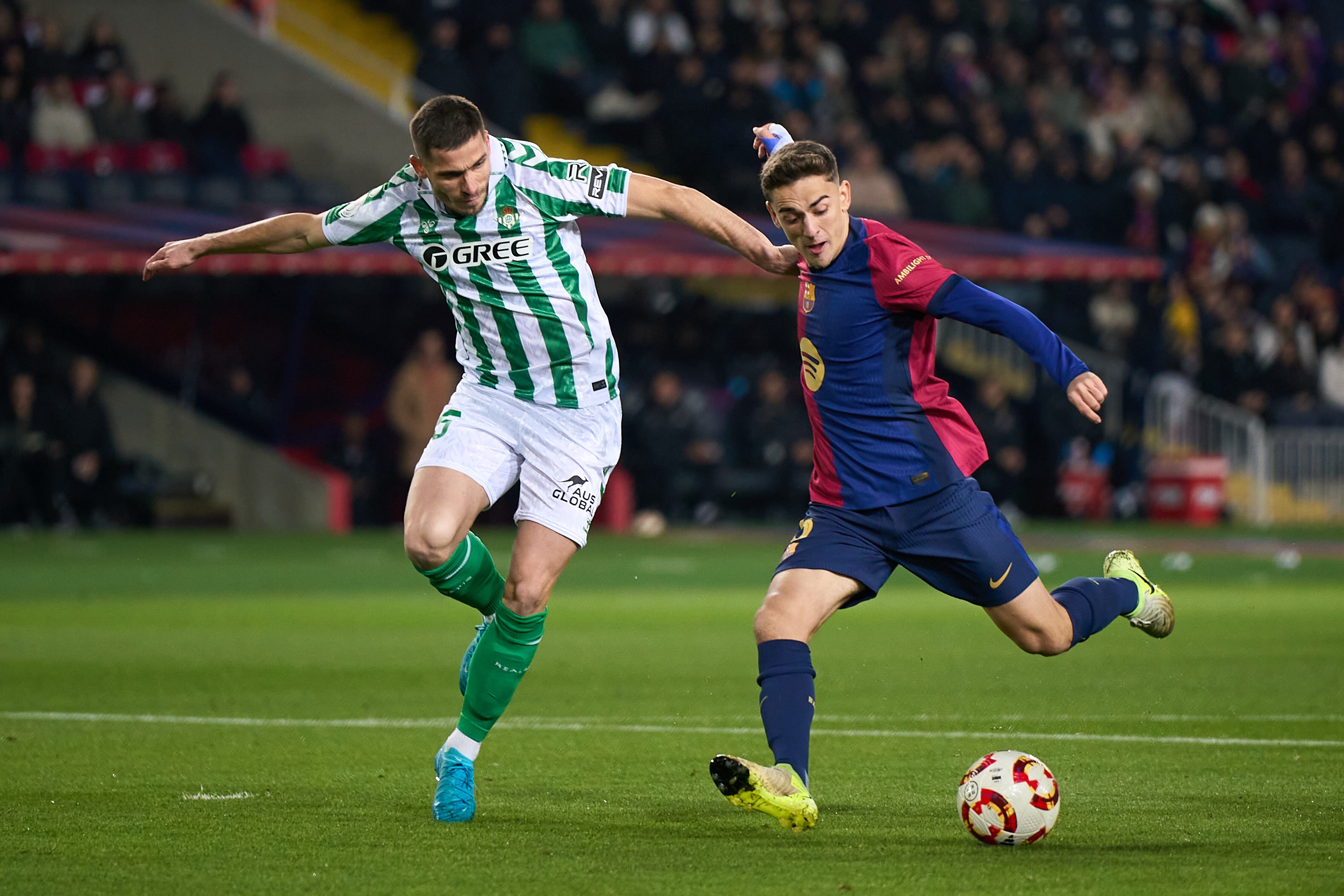 Pablo Gavi del FC Barcelona marca el primer gol de su equipo durante el partido de octavos de final de la Copa del Rey entre el FC Barcelona y el Real Betis en el Estadi Olímpic Lluis Companys el 15 de enero de 2025 en Barcelona, España.