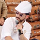 El presidente Abelardo de la Espriella entregó materiales y maquinaria de construcción a los damnificados por el terremoto en la unidad deportiva Alberto Galindo.