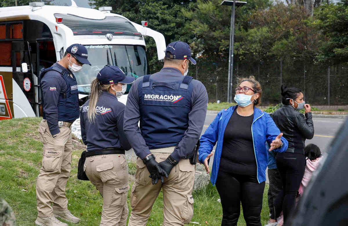 En los últimos días, alcaldes de capitales como Cali, Medellín y Neiva han realizado procesos para repatriar a los migrantes que desean volver. Asimismo, Migración Colombia, en coordinación con la Alcaldía de Chía, el Ministerio del Interior y la Policía de Carreteras realizó un plan de atención para la salida de 100 migrantes venezolanos que retornaron a su país en dos buses a través de un corredor humanitario que se encarga de llevarlos hasta el puente internacional de Cúcuta. Foto: Guillermo Torres/ SEMANA