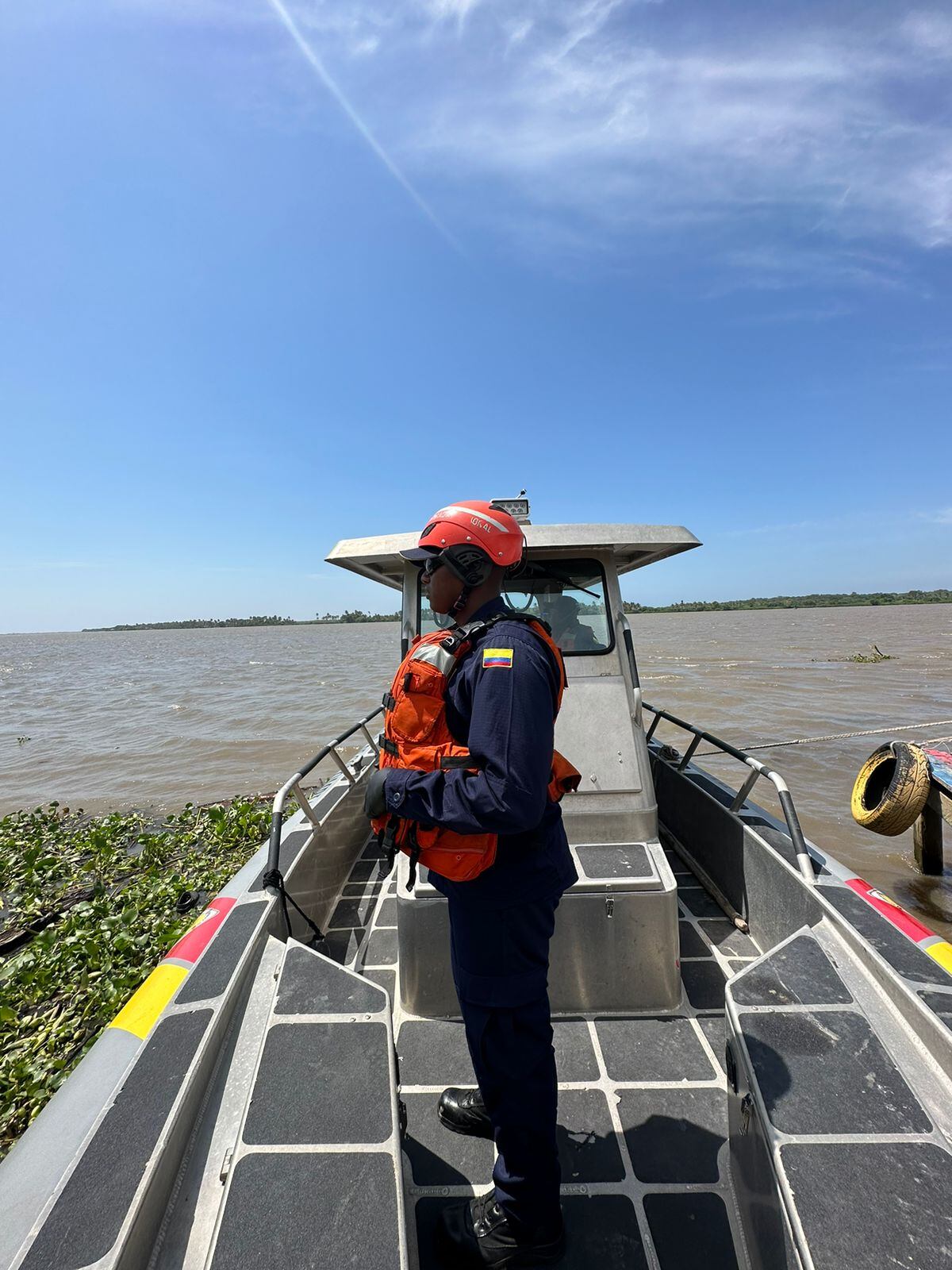 Uniformados de la Armada Nacional buscan a tres personas desaparecidas.