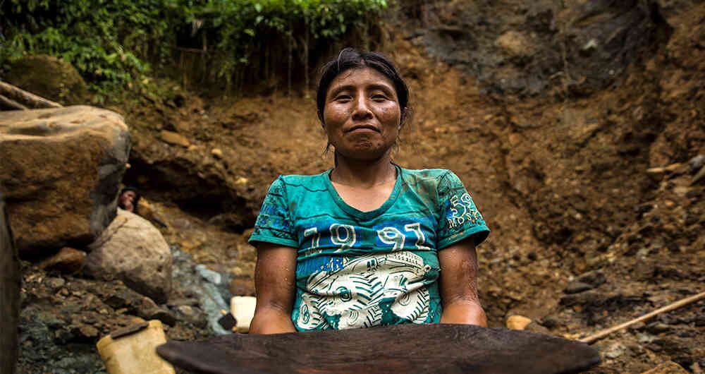 35 gramos de oro al mes es el peso que puede comercializar un barequero tradicional certificado, siempre y cuando sea extraído sin mercurio.