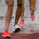 Los atletas compiten en la carrera de obstáculos masculina de 3000 metros durante el encuentro de atletismo de los Juegos Dorados de USATF en Mount San Antonio College, el 9 de mayo de 2021, en Walnut, California. Foto AP / Ashley Landis