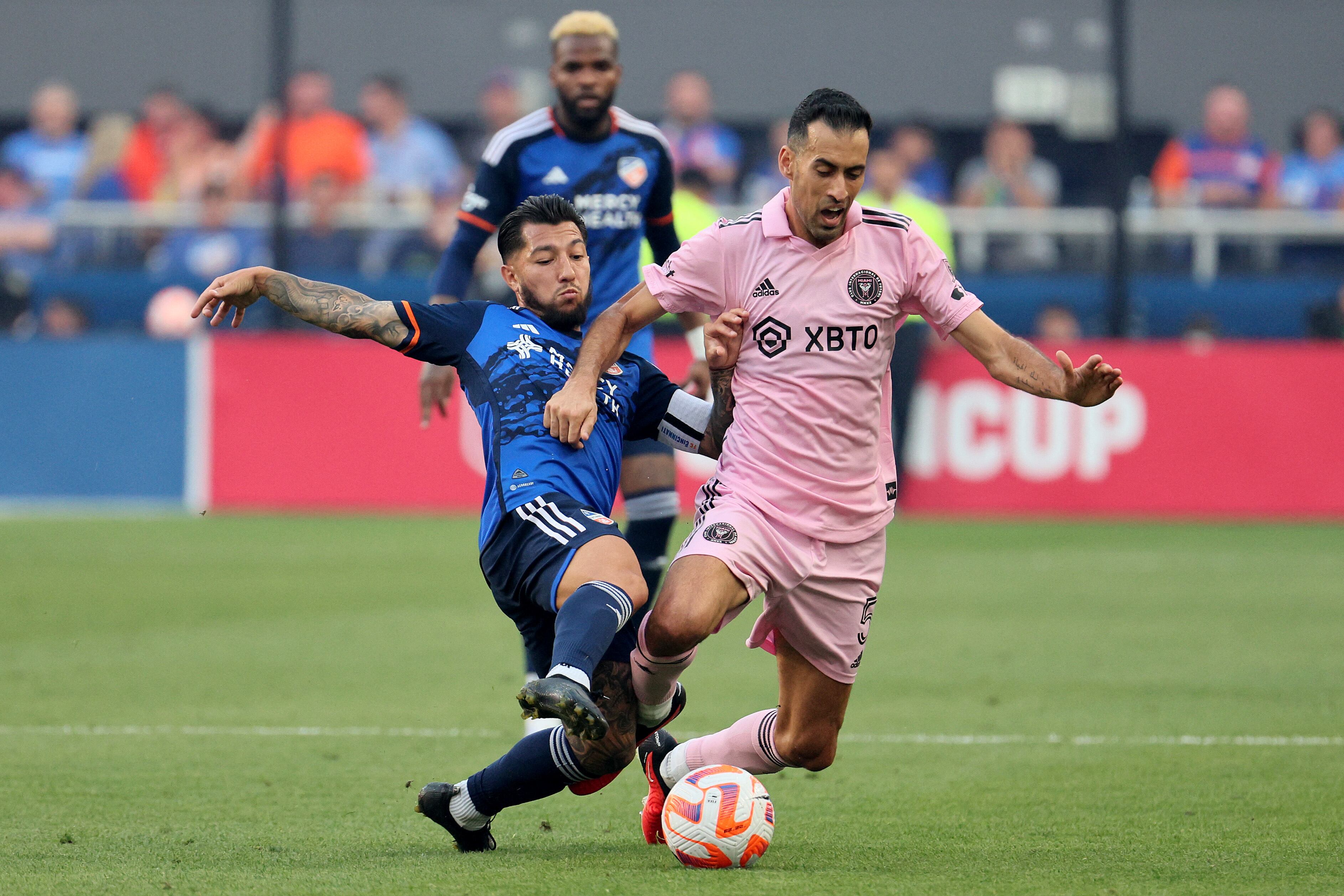 CINCINNATI, OHIO - 23 DE AGOSTO: Sergio Busquets # 5 del Inter Miami CF se desliza por el balón contra Luciano Acosta # 10 del FC Cincinnati durante la primera mitad del partido semifinal de la Copa Abierta de Estados Unidos 2023 en el Estadio TQL el 23 de agosto de 2023 en Cincinnati. Ohio. Andy Lyons/Getty Images/AFP (Foto de ANDY LYONS / GETTY IMAGES NORTEAMÉRICA / Getty Images vía AFP)