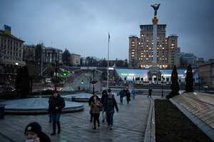La gente camina en el centro de Kiev frente al Monumento a la Independencia a primera hora del 24 de febrero de 2022. - El presidente ruso, Vladimir Putin, anunció el jueves una operación militar en Ucrania y poco después se escucharon explosiones en todo el país y su ministro de Relaciones Exteriores advirtió una "invasión a gran escala". "estaba en marcha.(Photo by Daniel LEAL / AFP)
