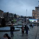 La gente camina en el centro de Kiev frente al Monumento a la Independencia a primera hora del 24 de febrero de 2022. - El presidente ruso, Vladimir Putin, anunció el jueves una operación militar en Ucrania y poco después se escucharon explosiones en todo el país y su ministro de Relaciones Exteriores advirtió una "invasión a gran escala". "estaba en marcha.(Photo by Daniel LEAL / AFP)