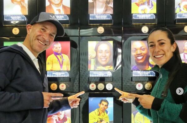 Mariana Pajón junto a Germán Medina, exseleccionador de BMX en Colombia.