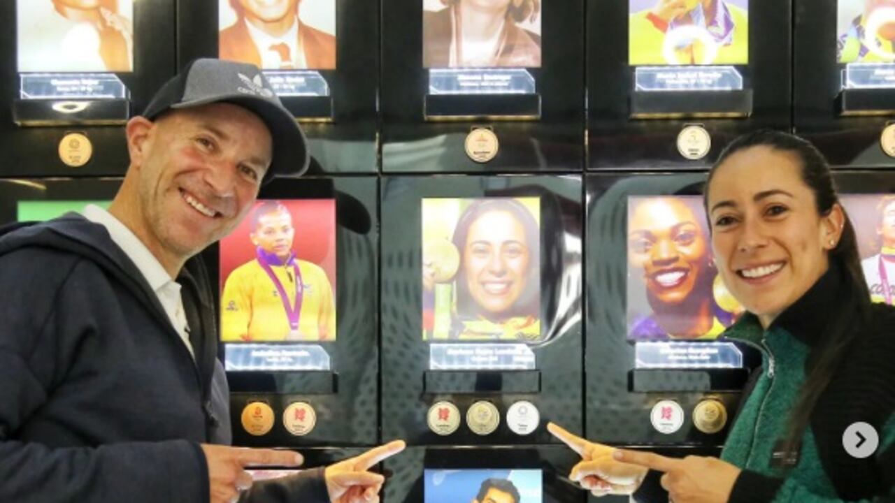 Mariana Pajón junto a Germán Medina, exseleccionador de BMX en Colombia.