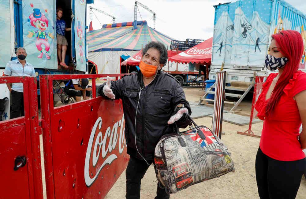 Juan Carlos Morales siempre ha sido payaso. Él pertenece a una familia que ha llevado el circo en su ADN durante más de cuatro generaciones. “Tengo fotos de mi abuela montada sobre una mula en algún circo en el Valle del Cauca. Ella gritaba: !Todos al circo, hoy gran función!”, cuenta al lado de su hija malabarista. Foto: Guillermo Torres SEMANA