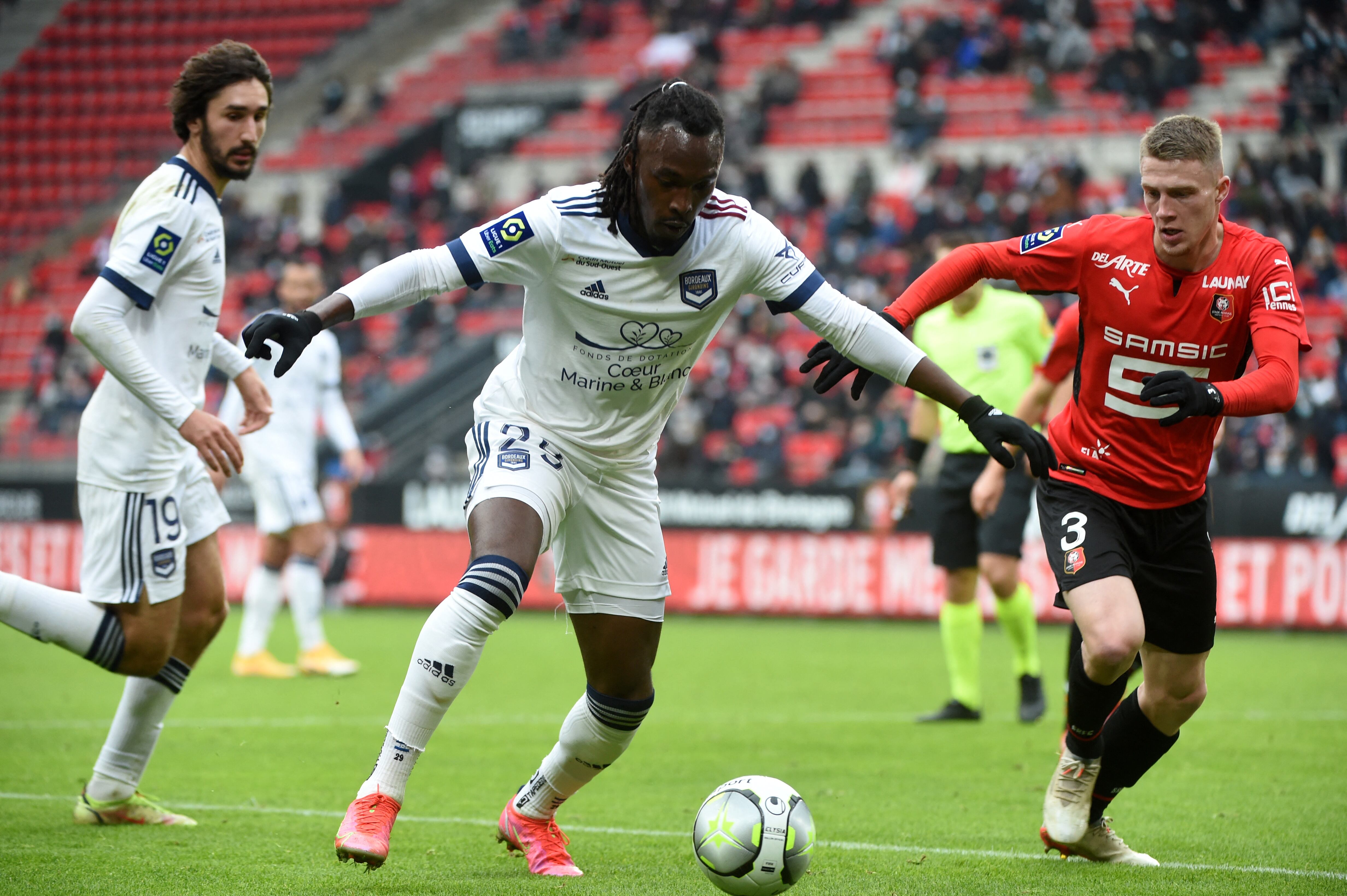 (FILES) Bordeaux's Honduran forward Alberth Elis  (L) fights for the ball with Rennes' French defender Adrien Truffert (R) during the French L1 football match between Stade Rennais FC and Bordeaux at The Roazhon Park Stadium in Rennes, western France on January 16, 2022. Girondins de Bordeaux's Honduran striker Alberth Elis (C) was still in hospital in the morning of February 25, 2024, according to media reports, after sustaining a head injury during an aerial duel at the start of Febraury 24's Ligue 2 match against Guingamp. (Photo by JEAN-FRANCOIS MONIER / AFP)