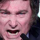 ARCHIVO - El aspirante presidencial Javier Milei, de la coalición La Libertad Avanza, se dirige a sus partidarios en la sede de su campaña después del cierre de los colegios electorales para las elecciones primarias en Buenos Aires, Argentina, el domingo 13 de agosto de 2023. (AP Foto/Natacha Pisarenko, Archivo)