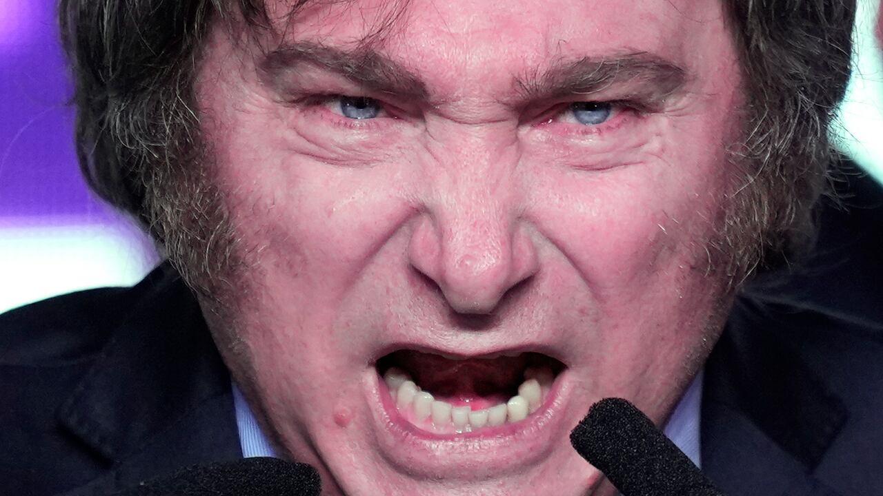 El aspirante presidencial Javier Milei, de la coalición La Libertad Avanza, se dirige a sus partidarios en la sede de su campaña después del cierre de los colegios electorales para las elecciones primarias en Buenos Aires, Argentina, el domingo 13 de agosto de 2023.