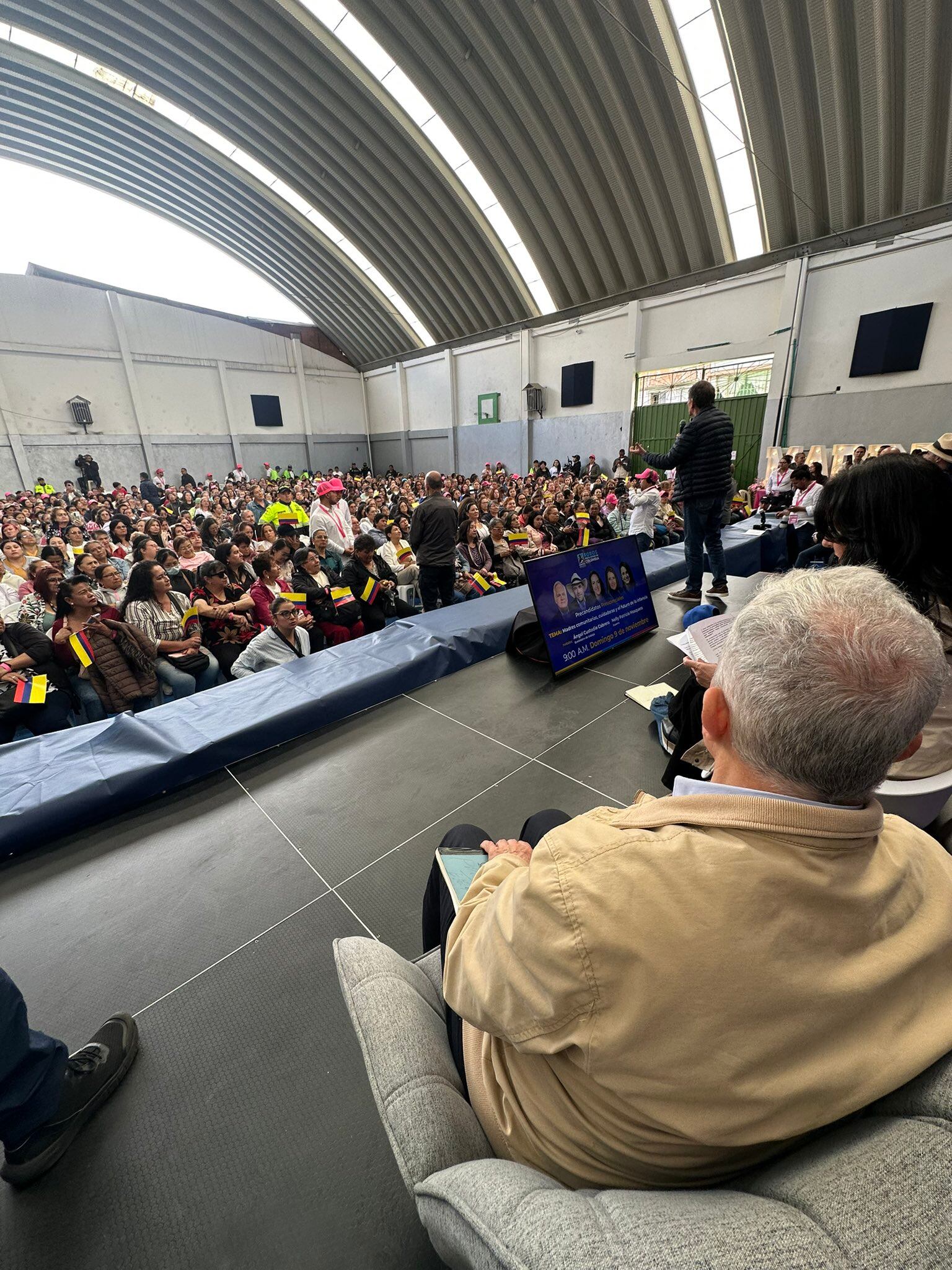 Foto 'Madres comunitarias, cuidadoras y el futuro de la infancia' con la presencia de los cinco precandidatos a la Presidencia del Centro Democrático.