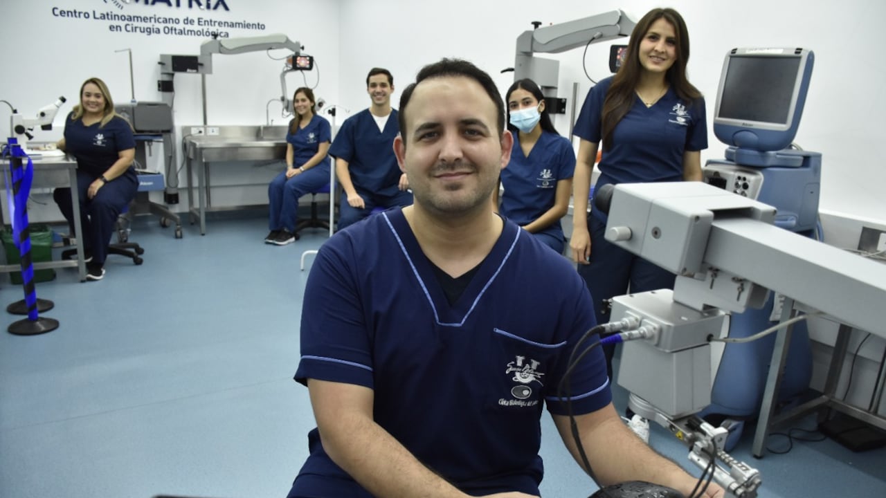 Los médicos residentes de la especialización en Oftalmología de Unisimón y Cofca, en el centro de entrenamiento ‘Matrix’.