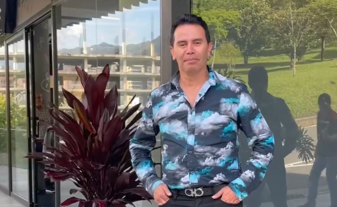 La respuesta de Jhonny Rivera  a un seguidor que aseguró que su relación con Jenny López es falsa