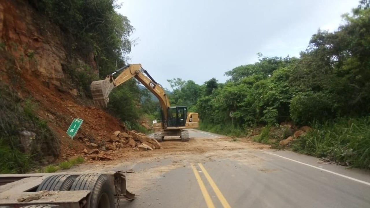 La emergencia se presenta del kilometro 16 al 18.