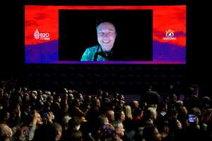 El CEO de Tesla, Elon Musk, habla durante una reunión virtual en la Cumbre B20 antes de la cumbre de líderes del G20 en Nusa Dua, Bali, Indonesia, el lunes 14 de noviembre de 2022. (AP Photo/Aaron Favila)