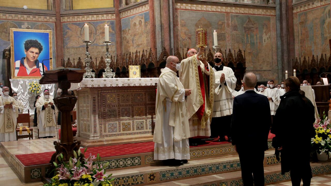 En 2013, un niño brasileño que sufría problemas digestivos y una rara anomalía del páncreas se salvó sin cirugía después de que su familia rezara a Carlo, afirma la Iglesia católica.