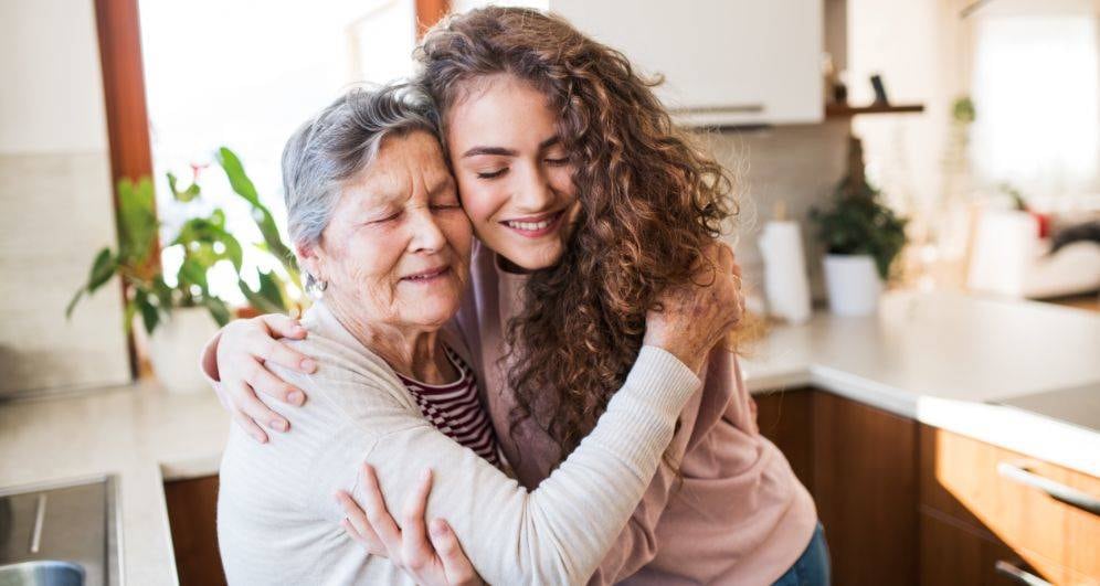 Cuando la enfermedad está en etapa leve los síntomas pueden ser problemas para manejar dinero, repetición de preguntas y cambios de personalidad.