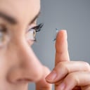 que los entreguen e, incluso, la distancia que tienes que recorrer para conseguirlos.
Por tu salud, y sobre todo la de tus ojos, es importante que además de contar con un proveedor de alta calidad, conozcas algunas recomendaciones básicas que te van a servir para cuidar tus lentes de contacto.