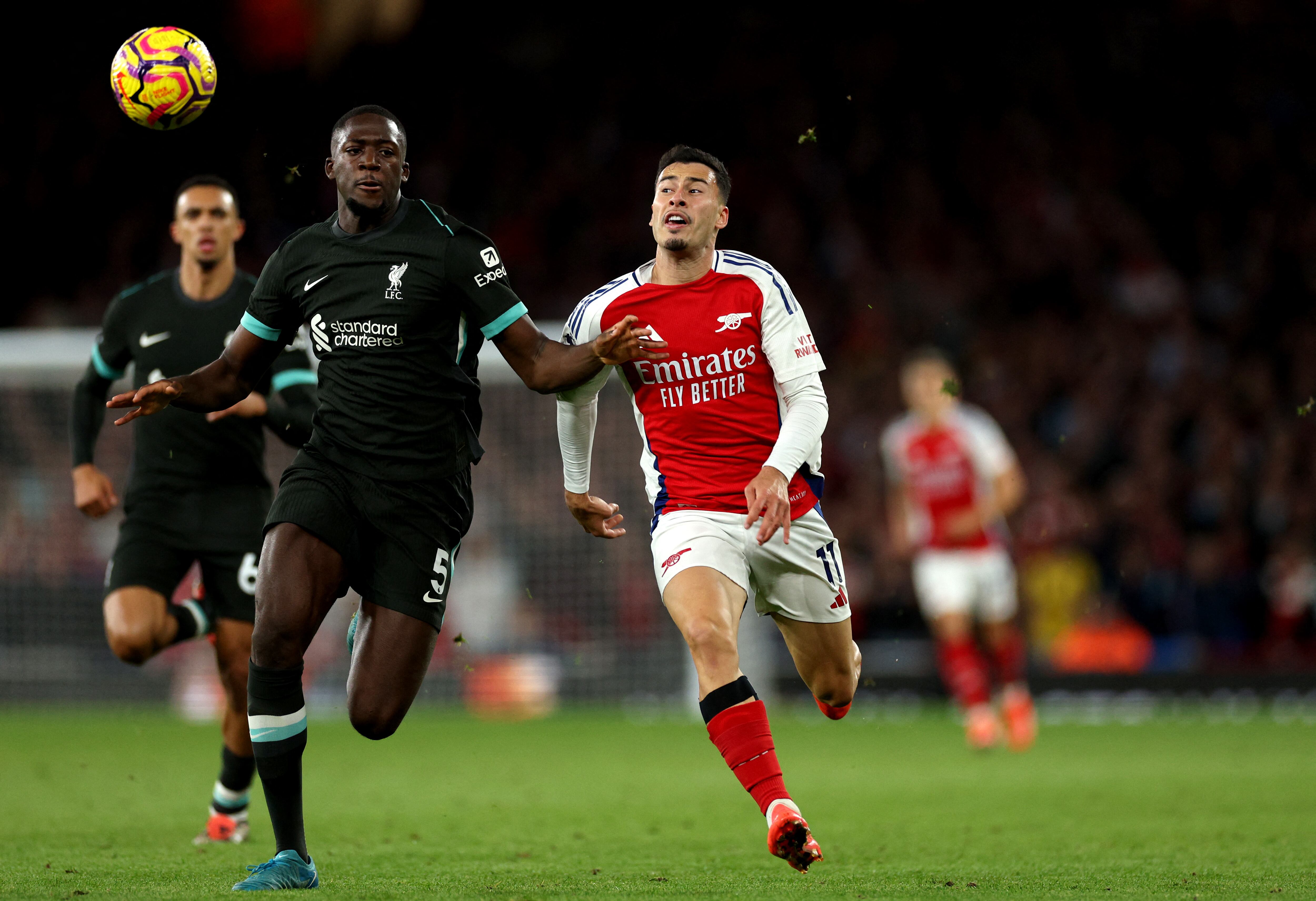 El defensor francés del Liverpool #05 Ibrahima Konate compite por el balón con el centrocampista brasileño del Arsenal #11 Gabriel Martinelli.