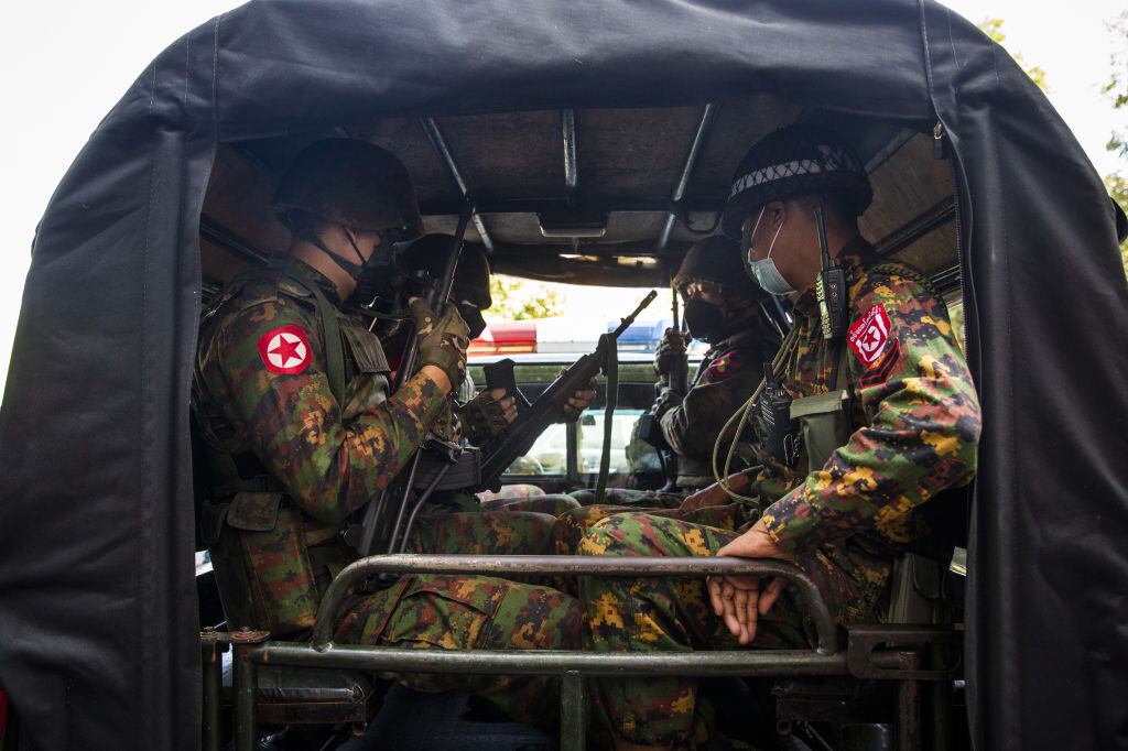 Los militares, que niegan la validez de esas elecciones ganadas por la LND, declararon el lunes el estado de emergencia durante un año.