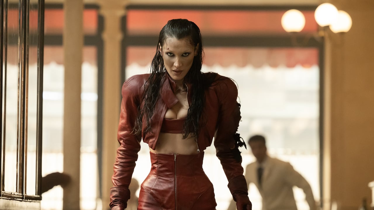 La serie Belleza Perfecta se estrenó en Disney+ el 21 de enero y cuenta con la actuación de Evan Peters, Anthony Ramos, Jeremy Pope, Ashton Kutcher y Rebecca Hall.