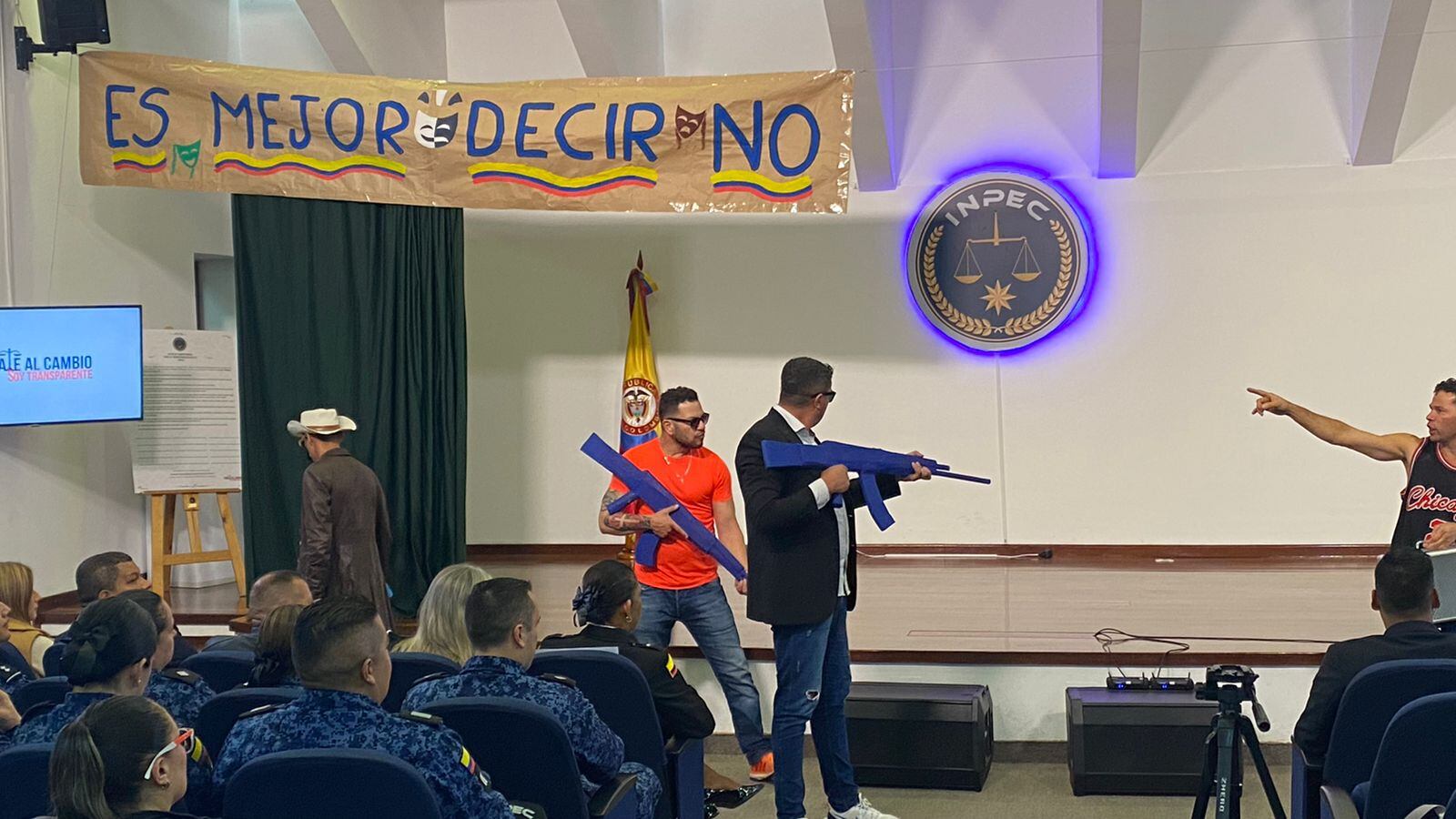 Los Resocial People, un grupo de internos de la cárcel Modelo en Bogotá que, a través del teatro, luchan contra la corrupción en el Inpec