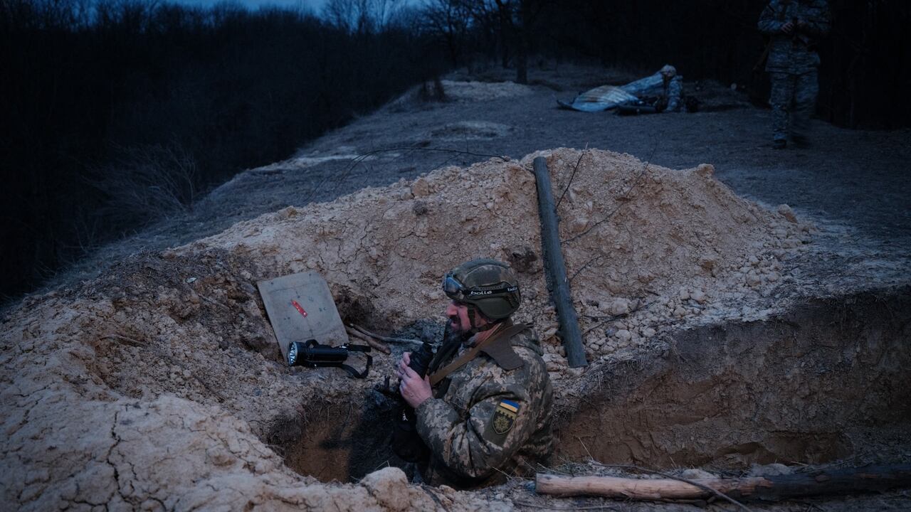 Este hombre dirige un equipo de 80 voluntarios civiles en Ucrania, algunos jubilados, otros no, que vigilan los drones que vienen de Rusia, día y noche.