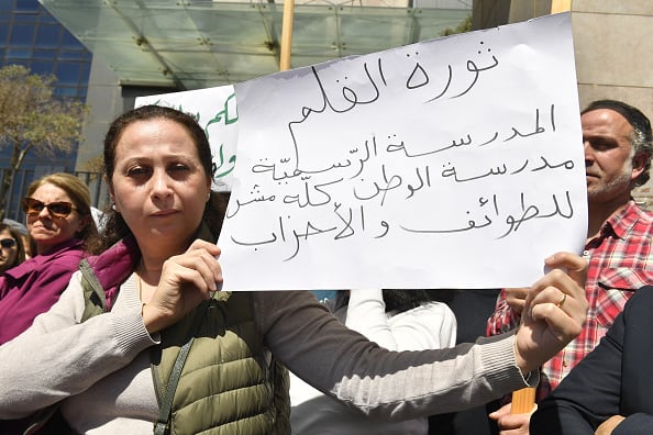 "Mis hijos se quedaron en casa tres meses durante el último año lectivo", cuenta Hariri, madre de cuatro hijos. La mayor, Menna, de 14 años, sueña con ser médica