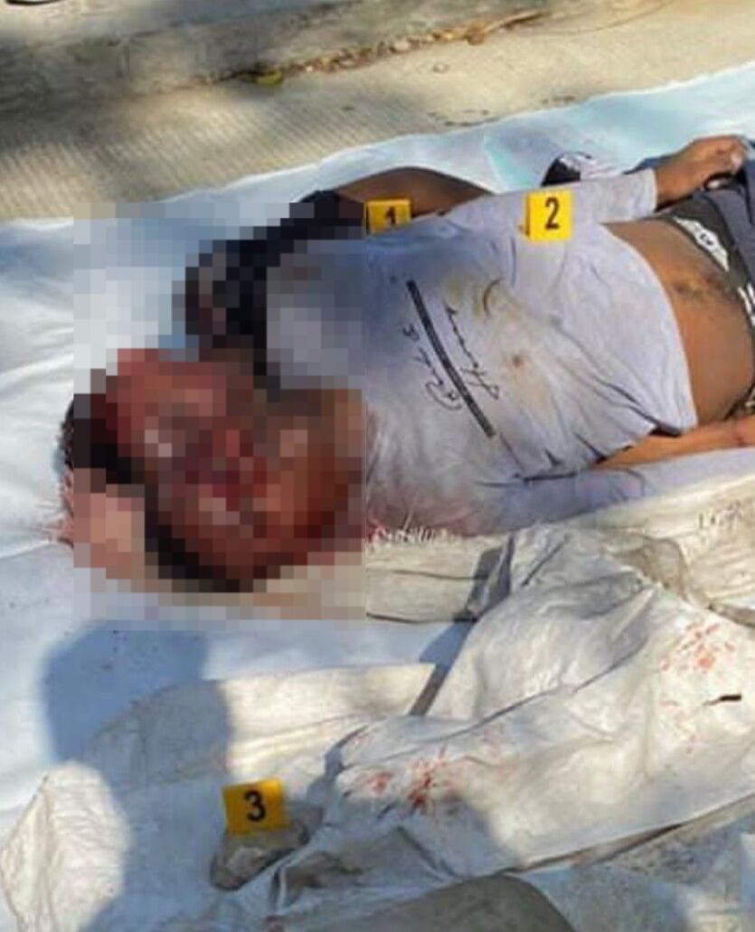 Los cuerpos de los hombres estaban amarrados