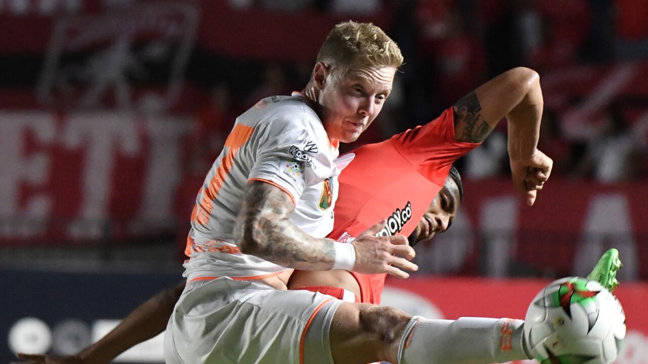 CALI, COLOMBIA - AUGUST 25: Jeison Medina of America struggles the ball with George Saunders of Envigado during a match between America de Cali and Envigado as part of Torneo Clausura Liga Aguila 2019 at Estadio Pascual Guerrero on August 25, 2019 in Cali, Colombia. (Photo by Getty Images/Gabriel Aponte/Vizzor Image)